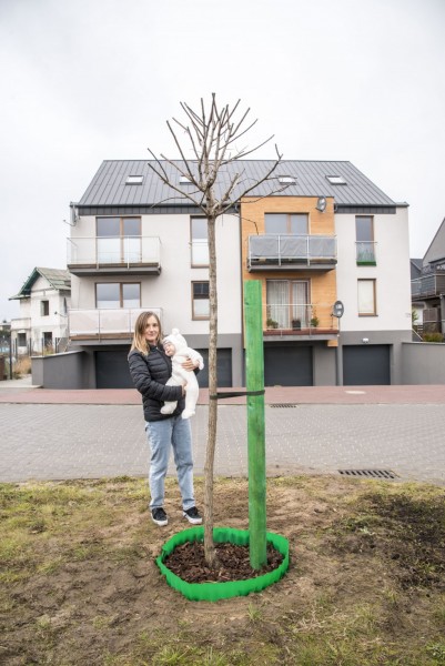 Kolejni mieszkańcy zasadzili okolicznościowe drzewa